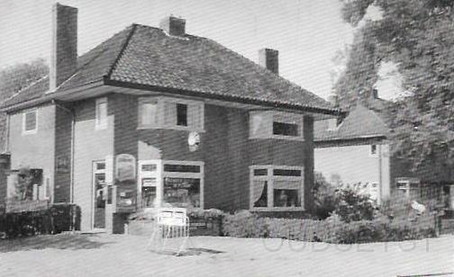 Zeist-West0002, Sigaren Magazijn de Pelikaan. Kroostweg. 1958.jpg - Sigarenhandel “De Pelikaan” aan de Kroostweg 51, Tel: 3290, t.o. de Orschotlaan. In 1952 werd deze sigarenhandel gerund door T.C. van Beusekom, Winkelier.In 1954 kwam zijn broer M. C. van Beusekom, Grossier naast hem wonen op nr. 53 en hij had een papierhandel. De 2 huizen onder een kap zijn gebouwd in 1932. Opname van 1958.